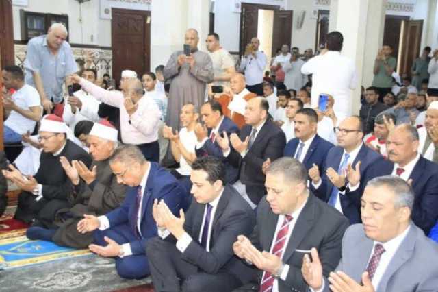 محافظ الفيوم يؤدي صلاة عيد الفطر المبارك بمسجد ناصر الكبير