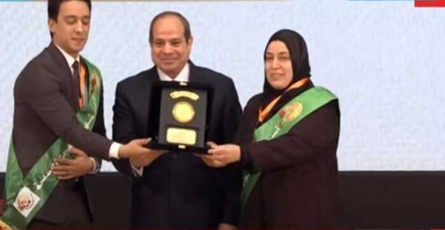 الرئيس السيسي يكرم عدد من أسر الشهداء ومصابي العمليات الحربية خلال الندوة التثقيفية الـ41