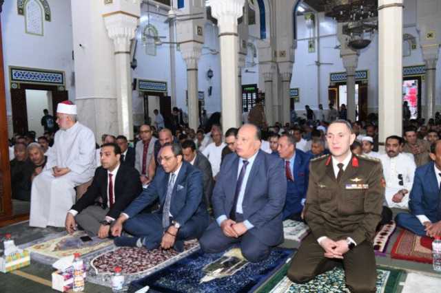 محافظ قنا يؤدي صلاة عيد الفطر المبارك وسط جمع غفير من الأهالي