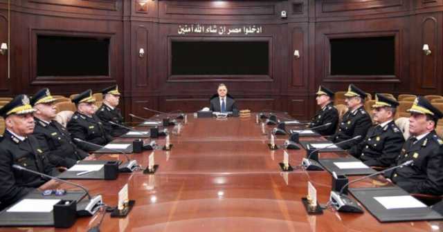 وزير الداخلية يجتمع بالقيادات الأمنية لمتابعة تأمين احتفالات عيد الفطر المبارك