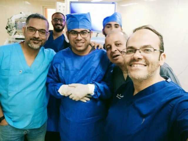 أصيب بشظايا بالأذن جراء العدوان.. فريق طبي بسوهاج يُجري جراحة ناجحة لمصاب فلسطيني