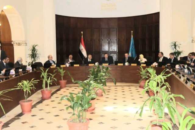 رئيس جامعة الإسكندرية يبحث تعزيز التعاون الدولي ويكرم عمداء الكليات لتفوقهم في تصنيف QS