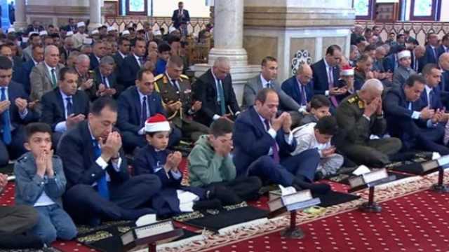 الرئيس السيسي يستمع لخطبة عيد الفطر بمسجد المشير طنطاوي.. فيديو