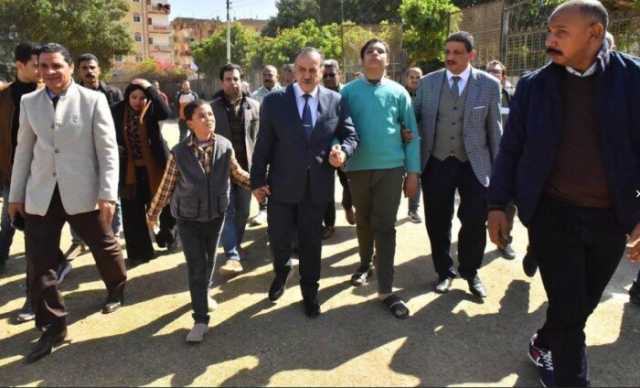 محافظ أسيوط يتفقد تدريبات فرق الكاراتيه والتايكوندو والأشخاص من ذوي الهمم بمركز شباب أبنوب