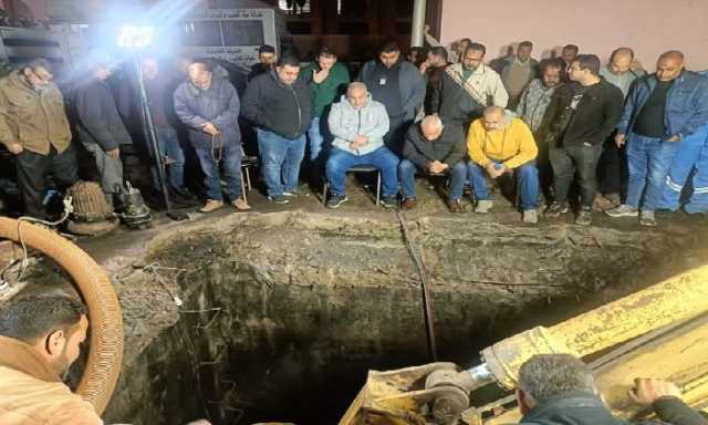 حتى منتصف الليل.. رئيس مياه البحيرة يُتابع أعمال صيانة خط الطرد بمحطة صرف المحمودية