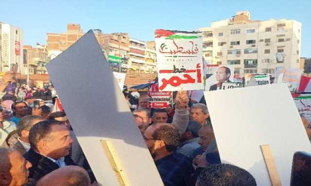 احتشاد الآلاف بالساحة الأحمدية بطنطا عقب صلاة العيد في تظاهرة تأييد للرئيس السيسي ودعمًا للقضية الفلسطينية