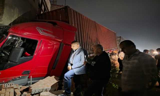 محافظ القليوبية يتابع حادث اصطدام مقطوره بشرفة منزل بكفر شكر