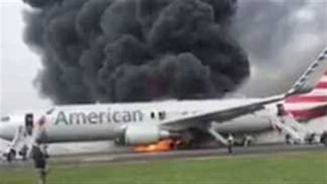 إصابة 12 شخصا إثر اندلاع حريق في محرك طائرة ركاب أمريكية