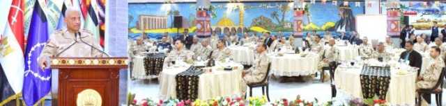 وزير الدفاع يشارك مقاتلي الجيش الثالث الميداني وقوات شرق القناة لمكافحة الإرهاب وجبة الإفطار