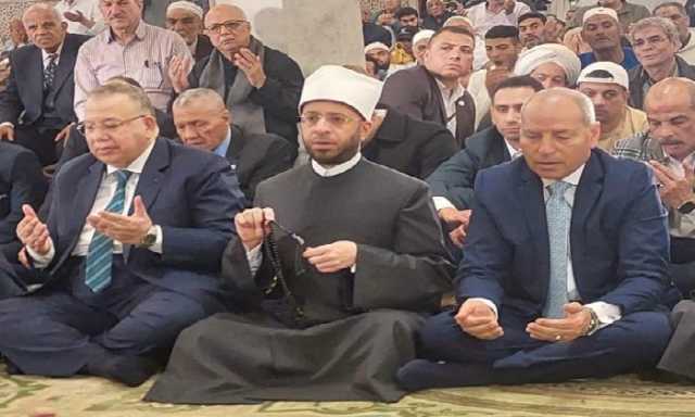 محافظ القاهرة يؤدى شعائر صلاة الجمعة الأخيرة من رمضان المبارك بمسجد السيدة نفيسة