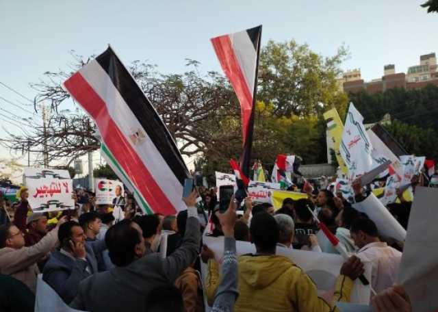 أهالي القليوبية يرفعون أعلام فلسطين رفضًا لتهجير الفلسطينيين