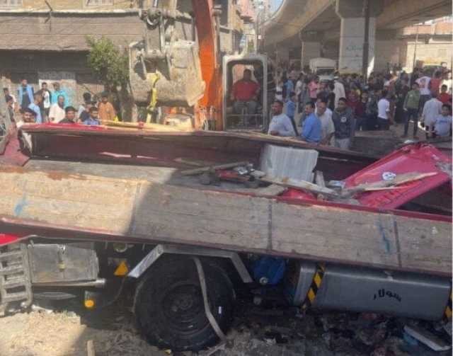 مصرع وإصابة 8 أشخاص في انقلاب سيارة من أعلى كوبري بالبحيرة.. صور