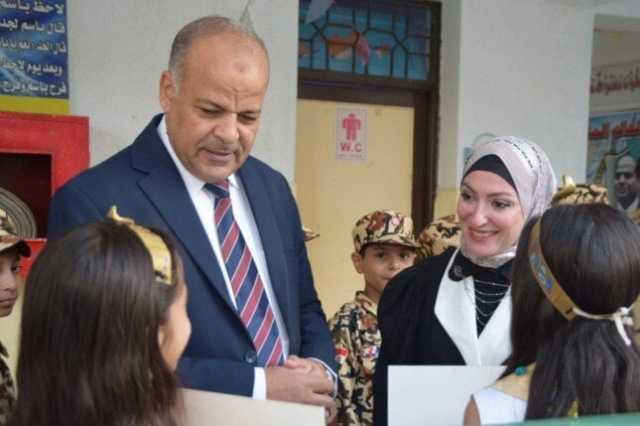 مدير تعليم بورسعيد يشارك طلاب مدرسة تنيس الإبتدائية فعاليات طابور الصباح