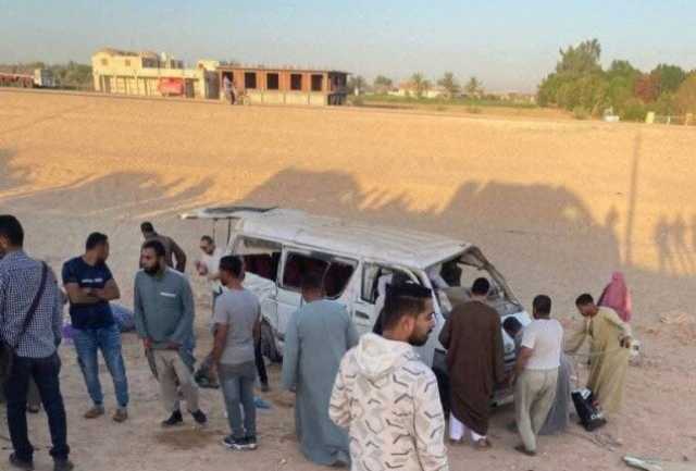 السرعة الزائدة السبب.. إصابة 10 أشخاص في انقلاب ميكروباص بالطريق الصحراوي في المنيا