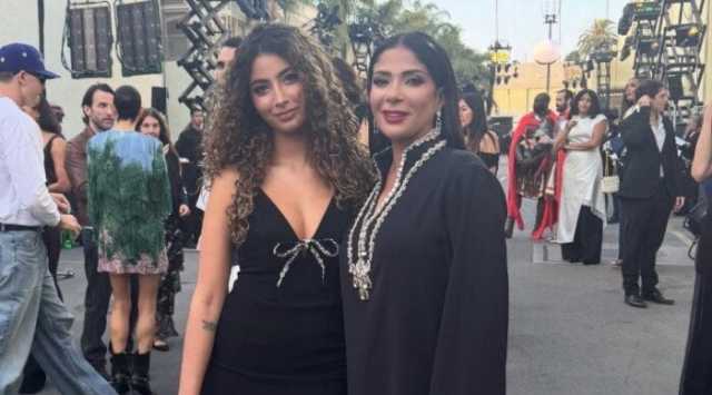 منى زكي تخطف الأنظار في أحدث ظهور لها مع ابنتها بـ لوس أنجلوس