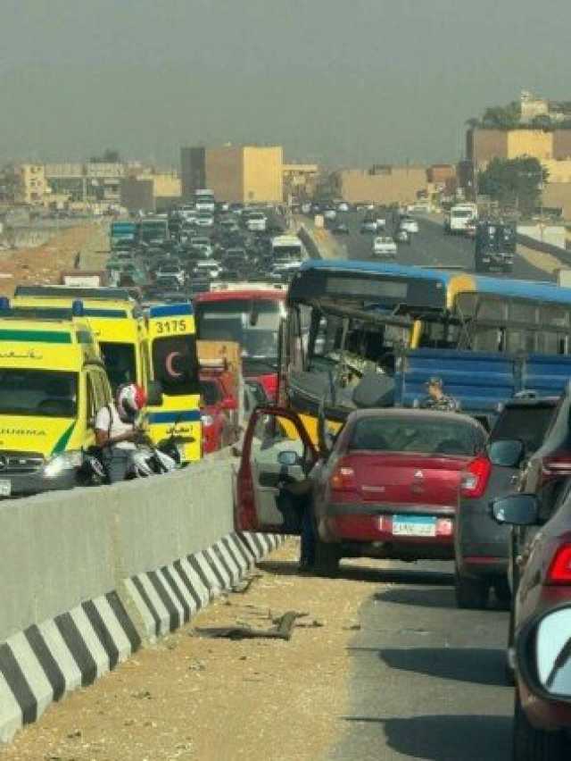 كثافات مرورية بعد اصطدام أتوبيس بالحاجز الخرساني بالطريق السياحي| صور