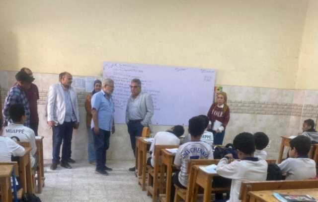 محافظ الدقهلية في زيارة مفاجئة لمدرسة المنصورة.. ويحاور الطلاب حول الوطنية و'المتحف الكبير