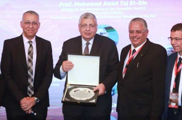 تكريم «محمد عوض تاج الدين» في المؤتمر العلمي الخامس للرعاية المركزة للأمراض الصدرية