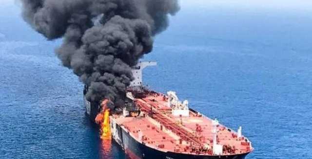 مصادر أمنية بحرية: جهود لإنقاذ ناقلة نفط تشتعل بها النيران في خليج عدن