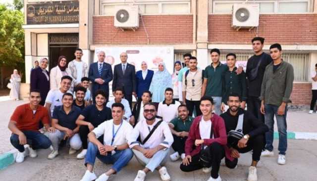 رئيس جامعة أسيوط يتفقد أعمال حملة التطعيم ضد فيروس «B» بكلية التمريض