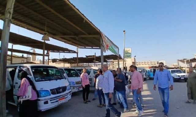 رئيس مدينة طامية بالفيوم يتفقد توافر البنزين ويلزم سيارات الأجرة بـ 'التعريفة الرسمية