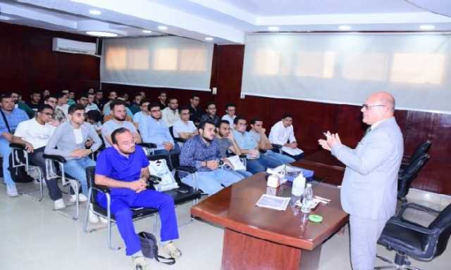 رئيس جامعة سوهاج يفحص عدد من الحالات الإكلينيكية خلال إلقاء درس عملي لطلاب كلية الطب