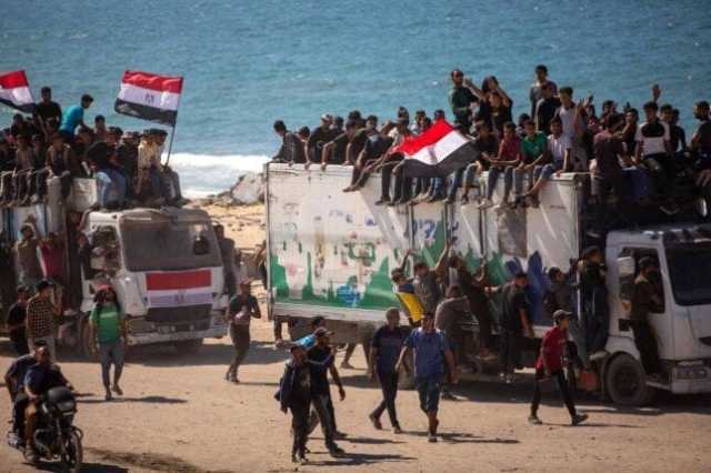 100 شاحنة مصرية لنقل النازحين من جنوب غزة إلى شمالها - «صور»