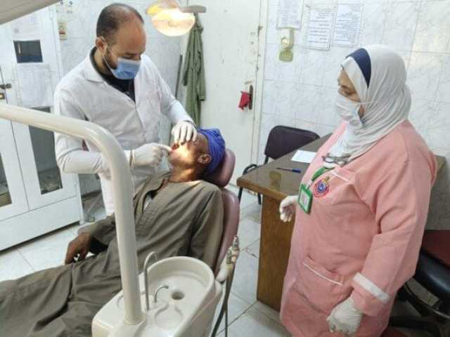 كشف وعلاج مجاني.. قافلة طبية لـ 957 مواطنًا بقرية منبال في المنيا