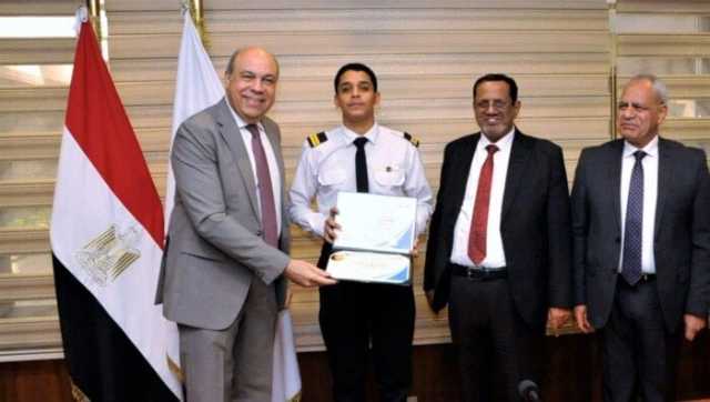 وزير الطيران المدني يشهد حفل تخرج طلبة المراقبة الجوية من دولة اليمن الشقيقة