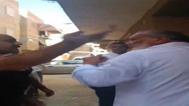 عاجل| القبض على مالك المنزل المتهم بالاعتداء على مستأجر مسن بالسويس.. فيديو