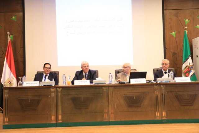 لخدمة المجتمع المصري.. «عاشور» يؤكد أهمية مشاركة الجامعات الخاصة في المبادرات القومية