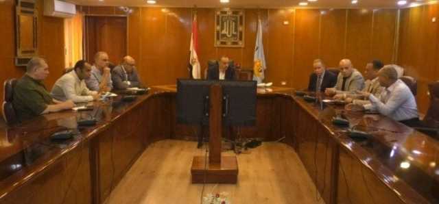 محافظ أسيوط يصرف مساعدات عاجلة ويدرس إنشاء مدرسة وتوفير خط نقل لأهالي 'صليبة العدر