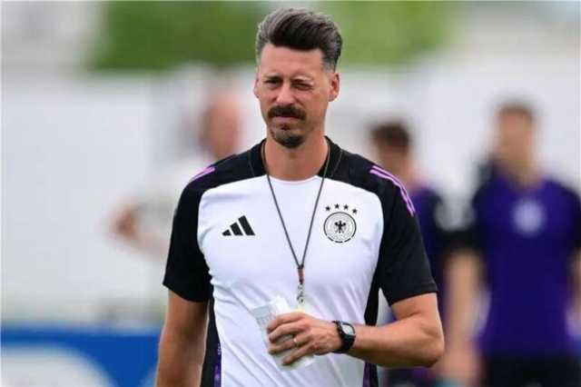 فاجنر مدرب أوجسبورج يتصل باتحاد الكرة الألماني بعد الإنذار الثالث