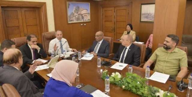 محافظ بورسعيد يستعرض الجهود التنسيقية في عدد من ملفات القطاع الصحي