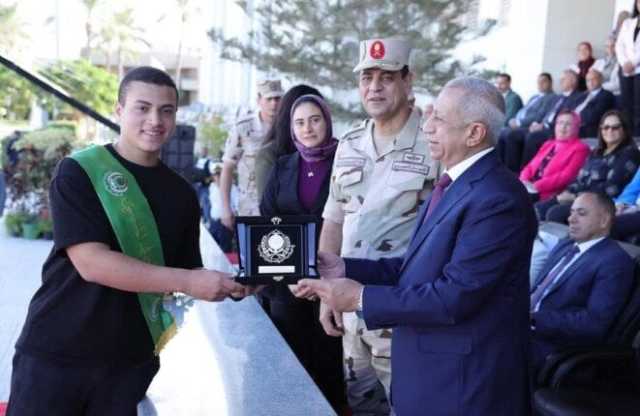 رئيس الأكاديمية العربية يكرم نجل الشهيد منسي في ذكرى انتصارات أكتوبر