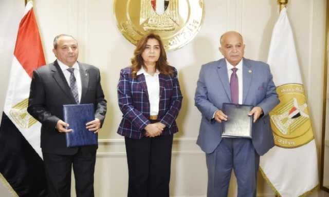 محافظ بورسعيد يوقع عقد تقديم خدمات الجمع ونظافة الشوارع