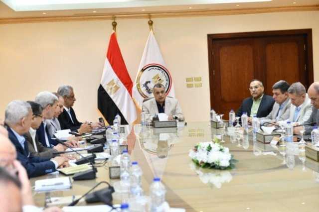 وزير الدولة للإنتاج الحربي يتابع مع رؤساء الشركات موقف المشروعات الجاري تنفيذها