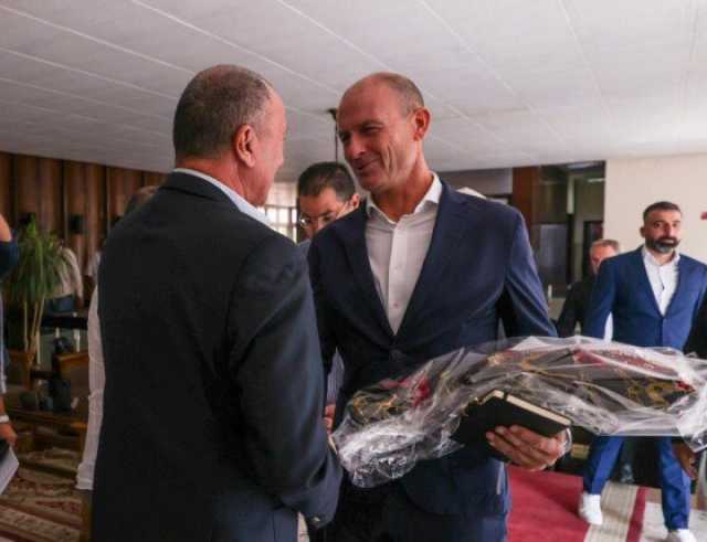 محمود الخطيب يستقبل «سوروب» قبل تقديمه مدربًا للأهلي في المؤتمر الصحفي «صور»