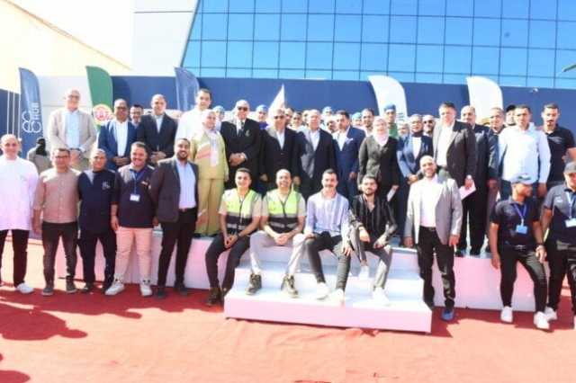 الفريق كامل الوزير يفتتح عدداً من المصانع بالمنطقة الصناعية بجمصة ويتلقى المستثمرين