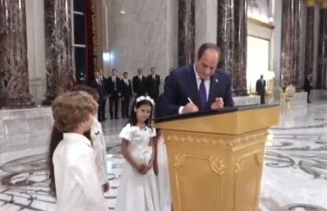 الرئيس السيسي يوقّع على رسالة سلام من مصر إلى العالم