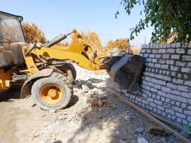 محافظ أسيوط: استرداد أكثر من 1294 فدانًا وإزالة 64 حالة تعدٍ ضمن الموجة الـ27