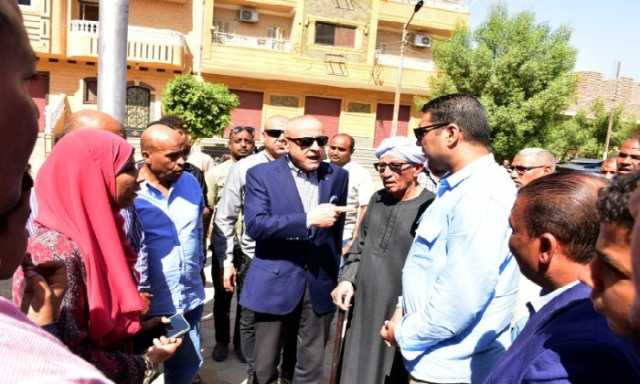 محافظ الأقصر يتفقد أعمال الرصف بعدد من الطرق بمدينة البياضية