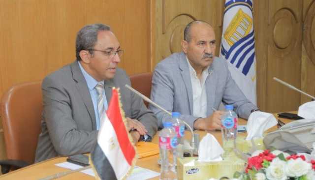 محافظ قنا يبحث تسريع العمل في ملفات التقنين والتصالح