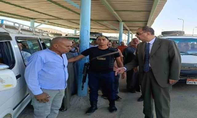 للتأكد من التزام السائقين بالتعريفة المقررة.. محافظ سوهاج يتفقد عدداً من الموقف