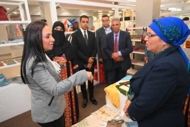 وزيرة التضامن تتفقد جناح معرض «ديارنا» للحرف اليدوية والتراثية بمطار شرم الشيخ