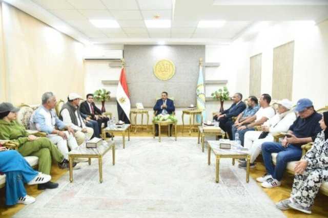 محافظ مطروح يلتقي فناني ملتقى الفن والحياة بعد عودتهم من واحة سيوة