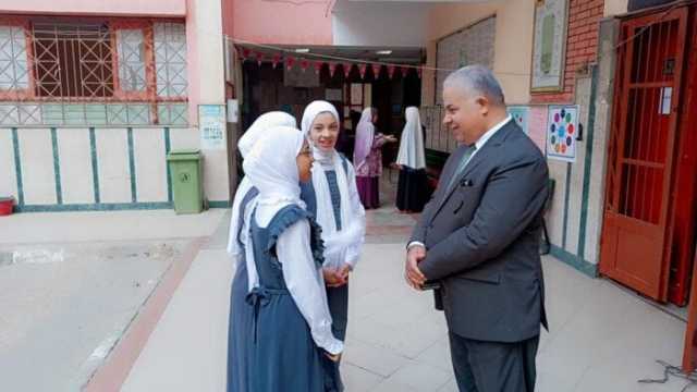 مدير تعليم الفيوم يتفقد مدرسة المسلة الإعدادية ويشيد بانضباط الطالبات والإذاعة المدرسية