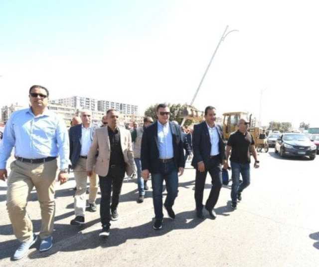وزير الإسكان يتفقد الطرق والمحاور والميادين بالعاشر من رمضان
