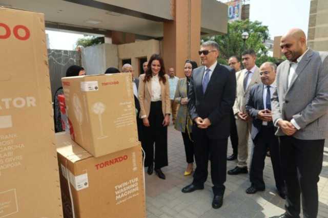 محافظ الجيزة يُسلم 10 فتيات مقبلات على الزواج أجهزة كهربائية