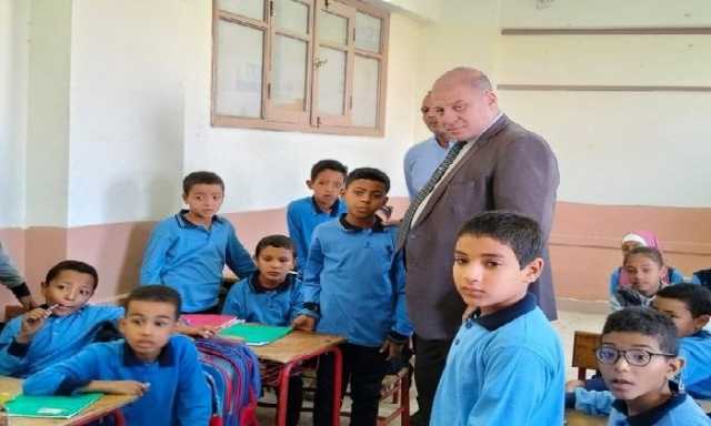 مدير تعليم قنا يفاجئ عددًا من المدارس بإدارة الوقف